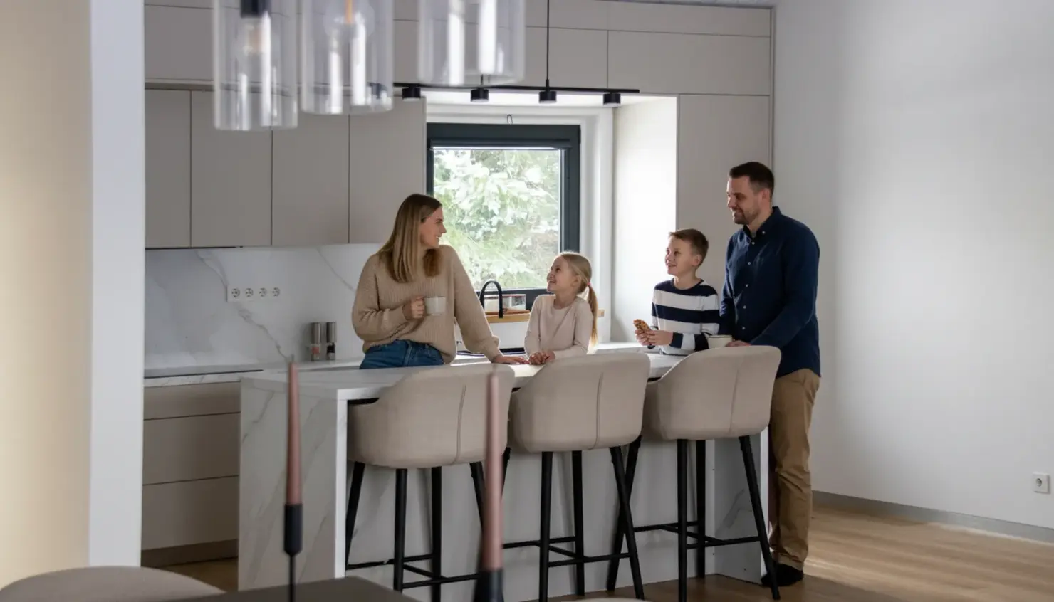 Moderna betona paneļu mājas interjers ar ģimeni